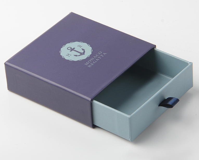 帶品牌標(biāo)識(shí)的包裝盒 帶品牌標(biāo)識(shí)的包裝盒