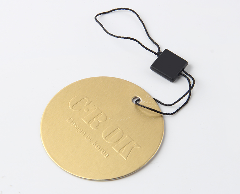 褲子吊牌訂做的時(shí)候最常見(jiàn)的是這兩個(gè)工藝 褲子吊牌訂做的時(shí)候最常見(jiàn)的是這兩個(gè)工藝