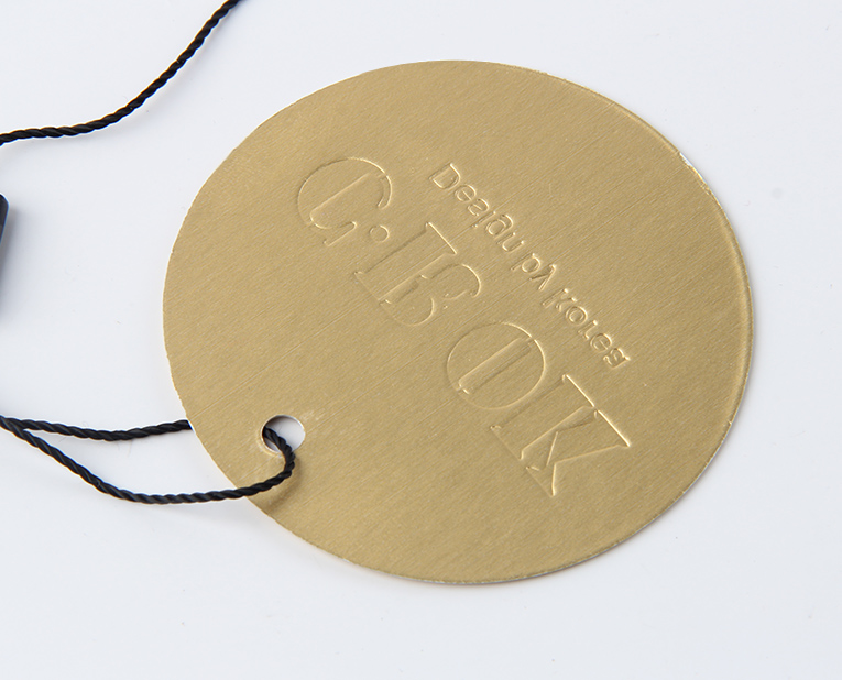 褲子吊牌訂做的時(shí)候最常見(jiàn)的是這兩個(gè)工藝 褲子吊牌訂做的時(shí)候最常見(jiàn)的是這兩個(gè)工藝