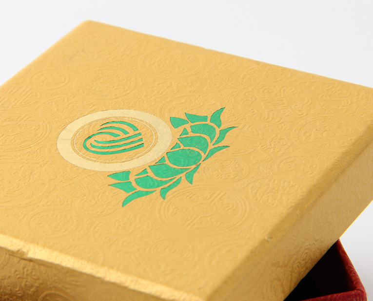 代表化妝品盒子廠家的老師傅，仔細比對3個小時，只為品質