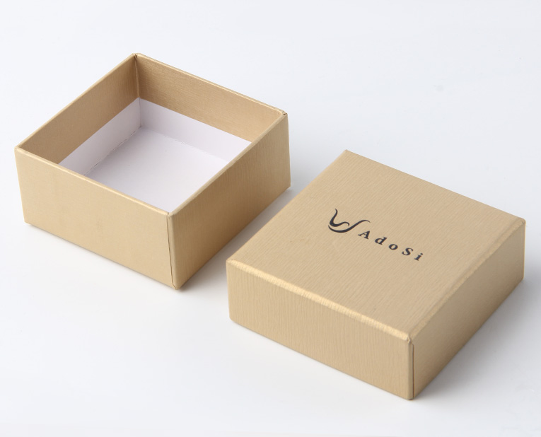 化妝品盒子的制造商師傅早上校對完顏色，下午還要處理橡皮布