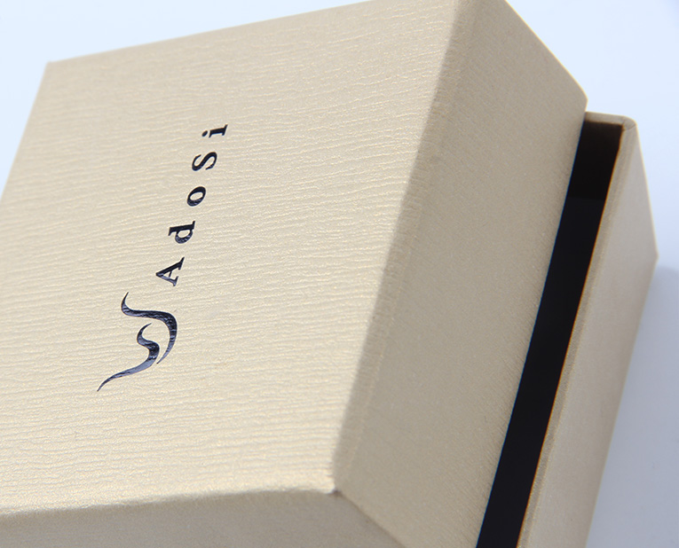 化妝品盒子的制造商師傅早上校對完顏色，下午還要處理橡皮布