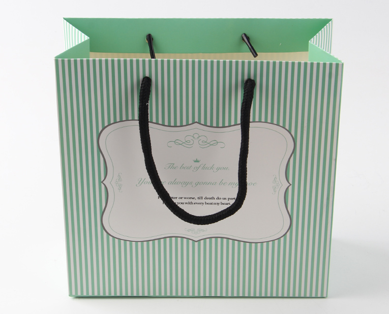 化妝品的包裝袋在訂做時必須區(qū)分清紅、白2種燥油 化妝品的包裝袋在訂做時必須區(qū)分清紅、白2種燥油