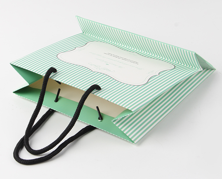 化妝品的包裝袋在訂做時必須區(qū)分清紅、白2種燥油 化妝品的包裝袋在訂做時必須區(qū)分清紅、白2種燥油