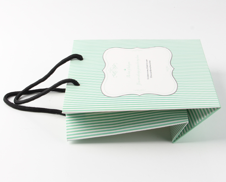 化妝品的包裝袋在訂做時必須區(qū)分清紅、白2種燥油 化妝品的包裝袋在訂做時必須區(qū)分清紅、白2種燥油