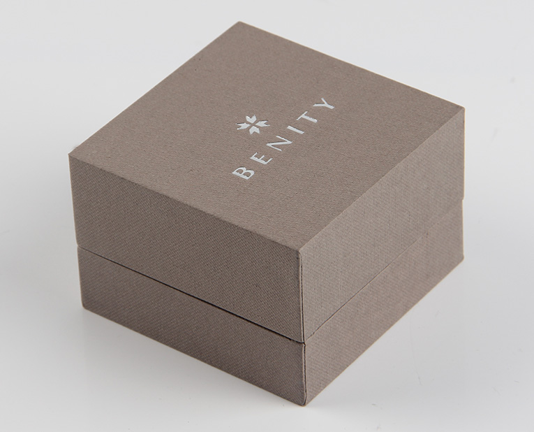 珠寶精裝盒廠寄過來的樣品，你得聽我的這樣檢查才行！