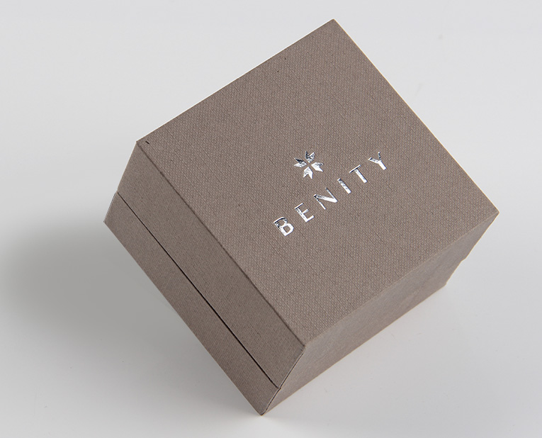 珠寶精裝盒廠寄過來的樣品，你得聽我的這樣檢查才行！