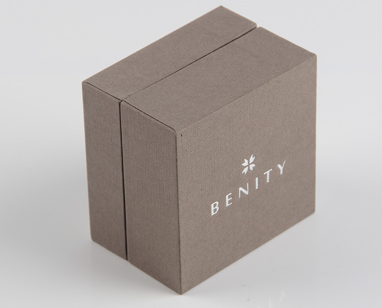 珠寶精裝盒廠寄過來的樣品，你得聽我的這樣檢查才行！