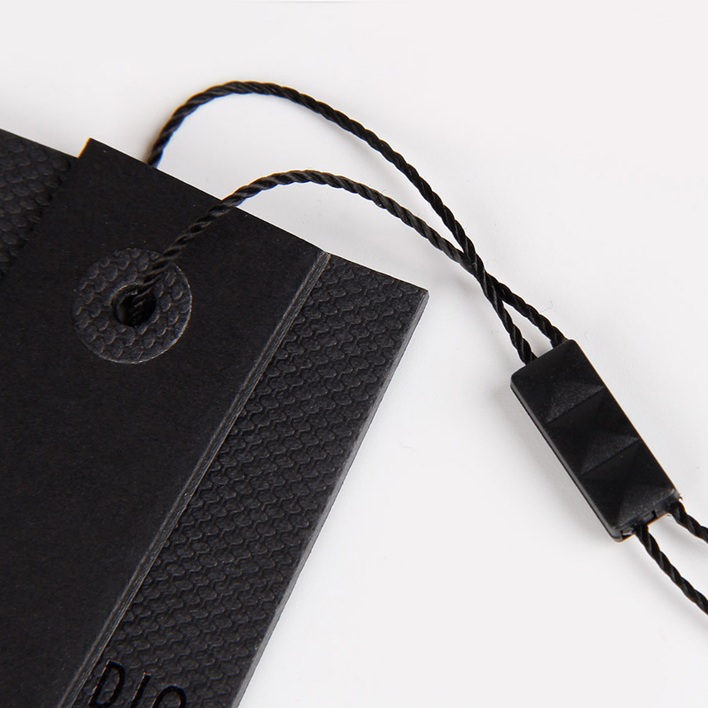 為了維護工人的健康,襯衫吊牌制造商的譚師傅不能不這樣做 為了維護工人的健康,襯衫吊牌制造商的譚師傅不能不這樣做