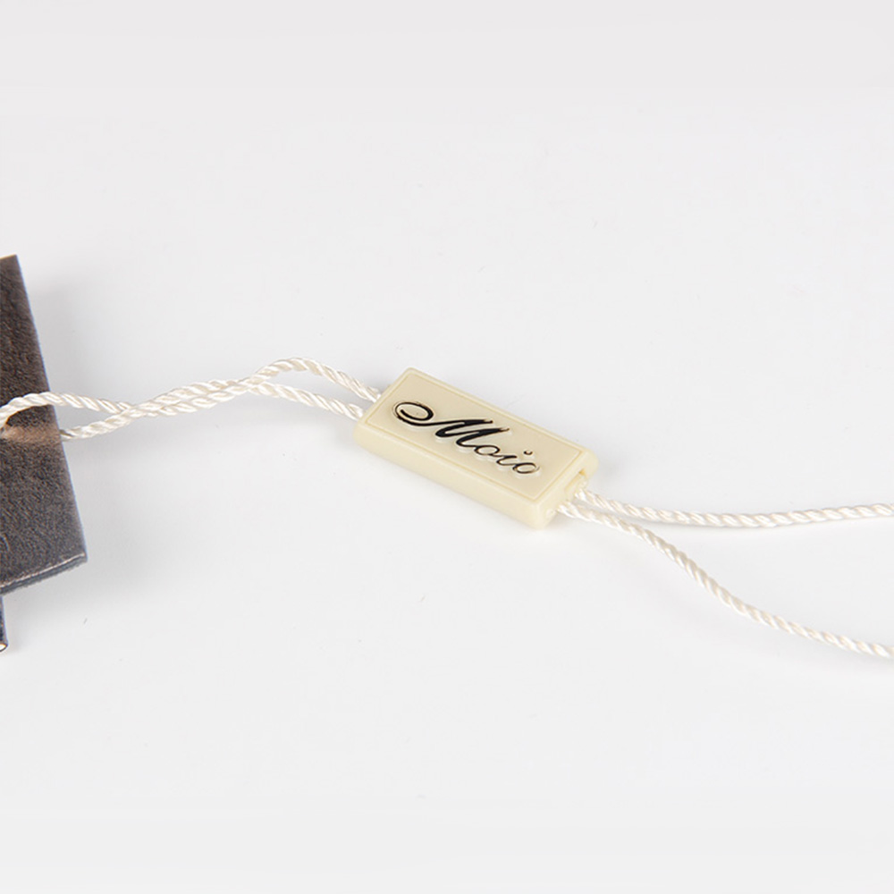 服裝紙牌生產廠家只是工序比普通紙品要少而已